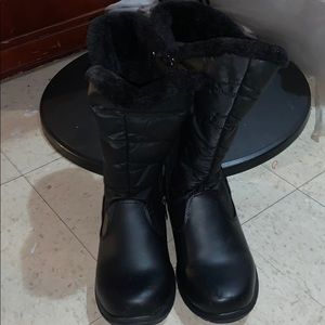 Black comfortable boots for winter